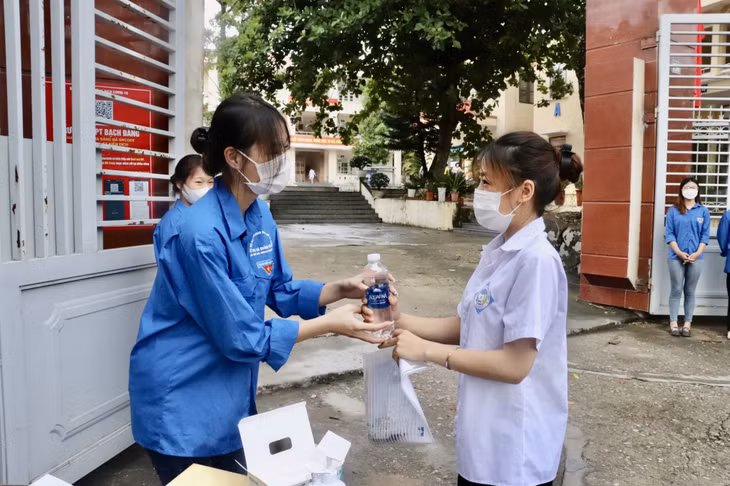 Thí sinh phấn khởi khi được nhận sự hỗ trợ, đồng hành của tình nguyện viên.