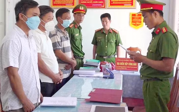 Công an tỉnh Quảng Nam công bố các quyết định đối với ba bị can.