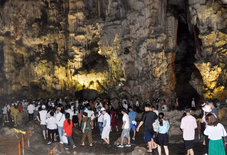Lượng khách du lịch thường tập trung lớn vào một thời điểm nhất định ở một số hang động của di sản như Thiên Cung, Sửng Sốt... (Ảnh chụp tại động Thiên Cung trên Vịnh Hạ Long).