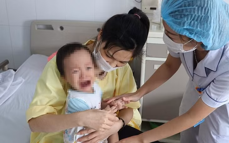 Bệnh nhi mắc cúm nằm điều trị tại Bệnh viện Thanh Nhàn.