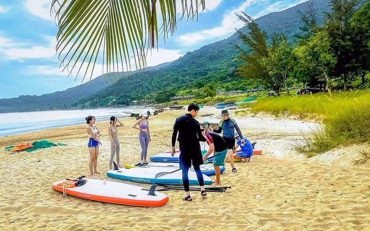 Kênh IHQ chuẩn ghi hình hoạt động lướt ván trên biển.