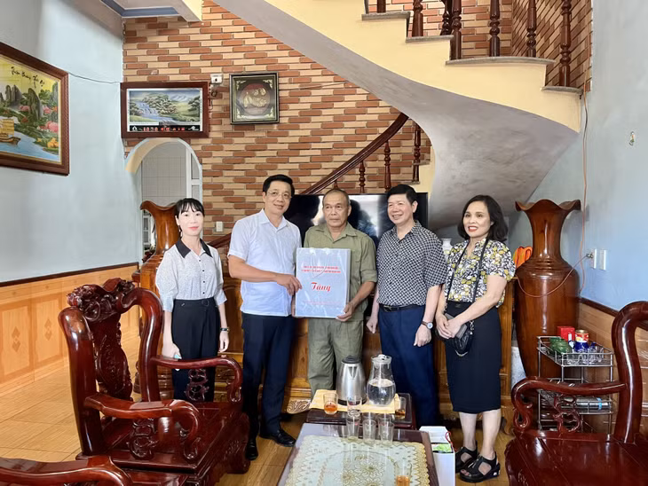 Đồng chí Chủ tịch Ủy ban MTTQ tỉnh thăm, tặng quà gia đình thương binh Hoàng Ngọc Đoan, Khu 1, thị trấn Ba Chẽ.