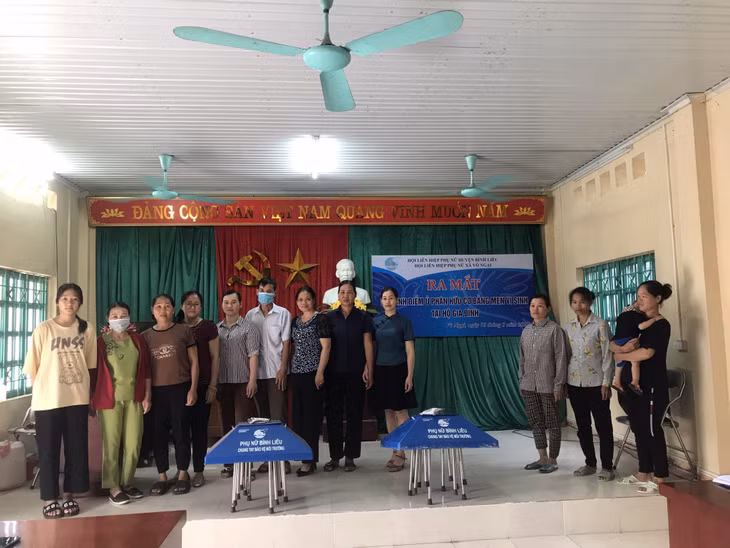 Hội LHPN xã Vô Ngại (huyện Bình Liêu) ra mắt mô hình điểm ủ phân hữu cơ bằng men vi sinh tại hộ gia đình.