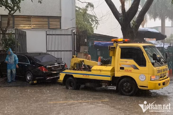 Hơn 17h, lực lượng cứu hộ đã đưa chiếc xe Mercedes rời hiện trường vụ tai nạn