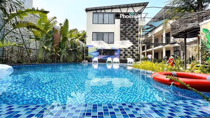 Khách sạn Phoenix (xã Minh Châu) được xây dựng hiện đại, đáp ứng nhu cầu của du khách.