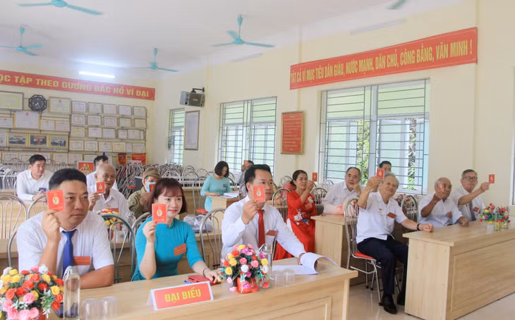 Đảng viên khu 6, thị trấn Cái Rồng (huyện Vân Đồn) biểu quyết thông qua chương trình tại đại hội.