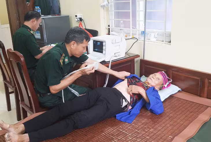 Cán bộ quân y của Bộ Chỉ huy BĐBP tỉnh phối hợp với cán bộ Đồn BP Quảng Đức siêu âm cho người dân xã Quảng Đức (huyện Hải Hà)