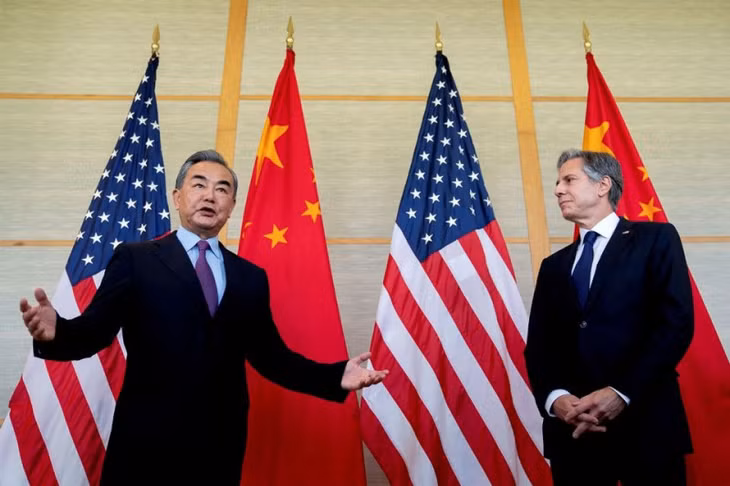 Ông Vương Nghị (trái) và ông Blinken trước cuộc hội đàm ngày 9/7. Ảnh Reuters.