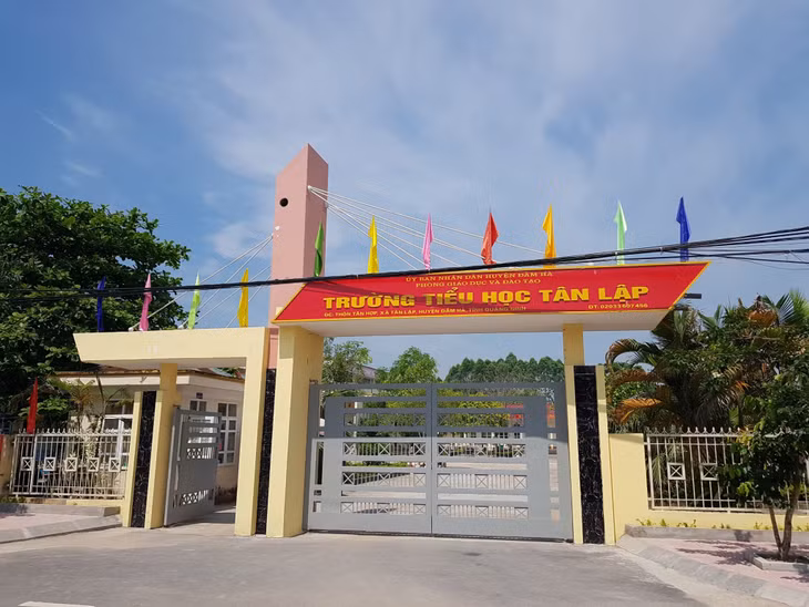Trường Tiểu học Tân Lập (huyện Đầm Hà) vừa được khởi công xây mới 2 phòng học và 14 phòng làm việc cho cán bộ, giáo viên, nhân viên, tổng kinh phí 5,5 tỷ đồng.