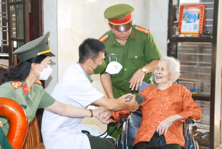 Bác sỹ Bệnh xá Công an tỉnh khám bệnh, kê thuốc cho Mẹ Việt Nam anh hùng Đỗ Thị Thiếp.