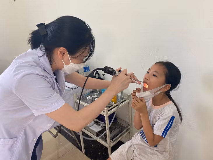Đoàn khám bệnh lưu động và phát thuốc miễn phí của Bệnh viện Bãi Cháy khám bệnh cho người dân tại Ba Chẽ.