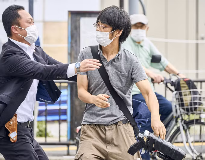 Cận vệ của cựu thủ tướng Shinzo Abe (trái) lao tới khống chế nghi phạm Tetsuya Yamagami tại thành phố Nara, Nhật Bản ngày 8/7. Ảnh: Kyodo.