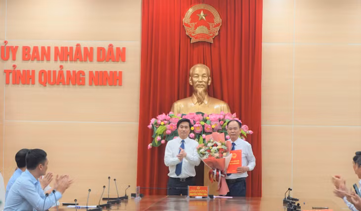 Đồng chí Nguyễn Tường Văn, Chủ tịch UBND tỉnh trao quyết định điều động cho đồng chí Nguyễn Thanh Phương.