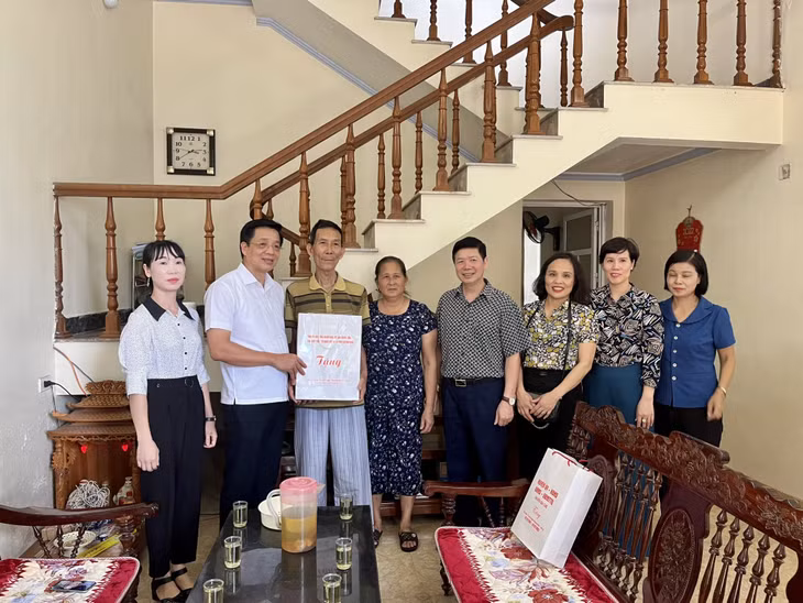 Đồng chí Chủ tịch Ủy ban MTTQ tỉnh tặng quà gia đình thương binh Nguyễn Văn Nhung, thôn Tân Tiến, xã Đồn Đạc.