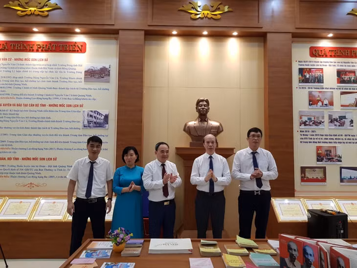 Tượng cố Tổng Bí thư Nguyễn Văn Cừ được đặt trang trọng tại phòng truyền thống của Trường Đào tạo cán bộ Nguyễn Văn Cừ.