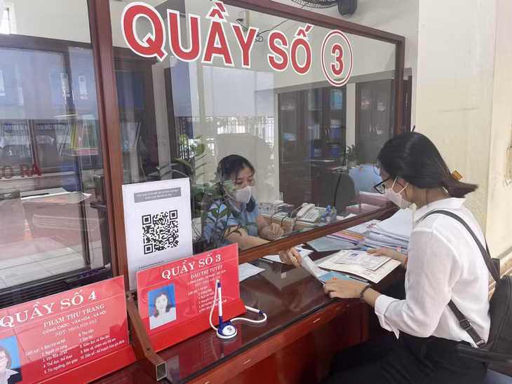 Cán bộ phường Cẩm Bình tận tình giải quyết thủ tục hành chính cho người dân.