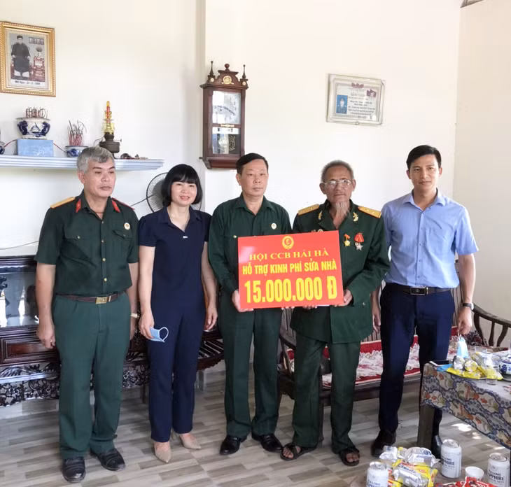 Hội CCB huyện Hải Hà tặng kinh phí hỗ trợ sửa nhà cho gia đình CCB Nguyễn Tiến Sỹ (thôn 1, xã Quảng Long, huyện Hải Hà).