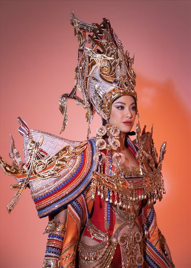 Bộ trang phục được Á hậu Kim Duyên và ekip chăm chút tỉ mỉ từng chi tiết nhỏ. Tính cả phụ kiện như nón, cánh khiến trọng lượng của bộ trang phục lên tới 30kg. Ảnh: Thân Nguyễn An Kha.