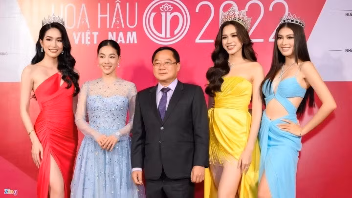 Bà Phạm Kim Dung (thứ hai từ trái qua) chia sẻ về tiêu chí chọn giám khảo cho các cuộc thi hoa hậu. (Ảnh: Thanh Tâm)