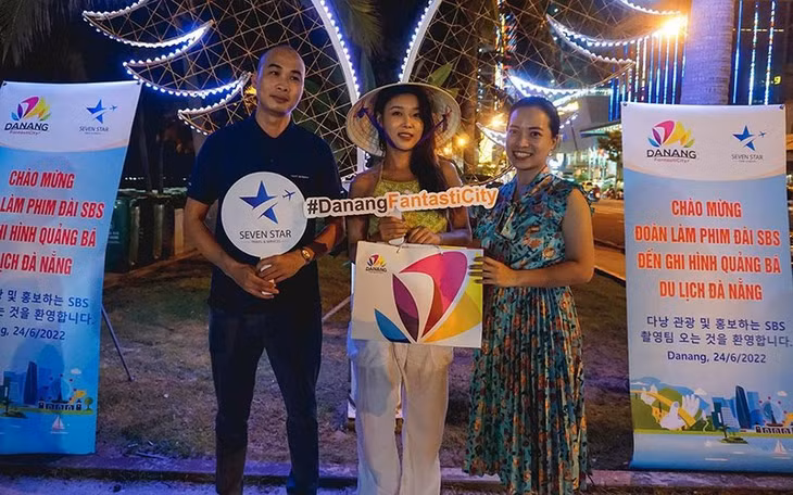 Đoàn làm phim của Đài truyền hình SBS tại Đà Nẵng.