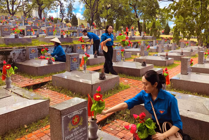 Đoàn Thanh niên Viettel Quảng Ninh phối hợp với Đoàn Thanh niên Cơ quan Khối MTTQ và các tổ chức CT-XH tỉnh tổ chức lễ dâng hương, dâng hoa tại Nghĩa trang Liệt sĩ Hà Tu (TP Hạ Long).