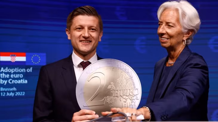 Bộ trưởng Tài chính Croatia Marko Primorac (trái) và Chủ tịch Ngân hàng Trung ương châu Âu (ECB) Christine Lagarde chụp ảnh với một mẫu tiền xu Euro tại lễ ký Croatia tham gia Eurozone ngày 12/7 ở Brussels, Bỉ. Ảnh: CNBC