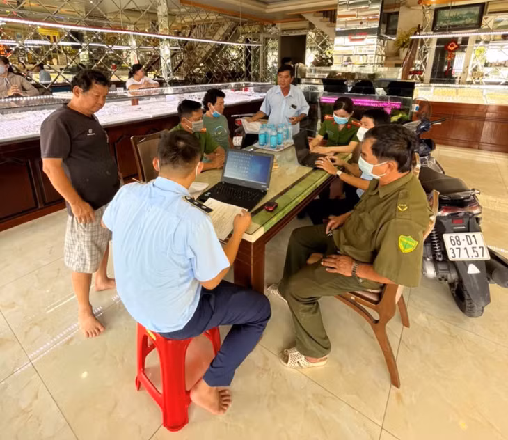 Tổ công tác làm việc với đại diện Doanh nghiệp tư nhân Kim Phượng (tiệm vàng Phú Tỷ, huyện Hòn Đất).