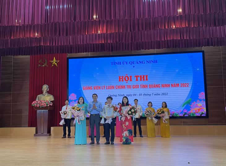 Lãnh đạo Ban Dân vận Tỉnh ủy trao giải Ba cho các thí sinh đoạt giải.