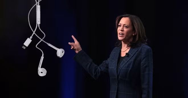 Phó tổng thống Mỹ Kamala Harris chọn dùng tai nghe có dây vì không tin tưởng kết nối Bluetooth. Ảnh: Futurism.