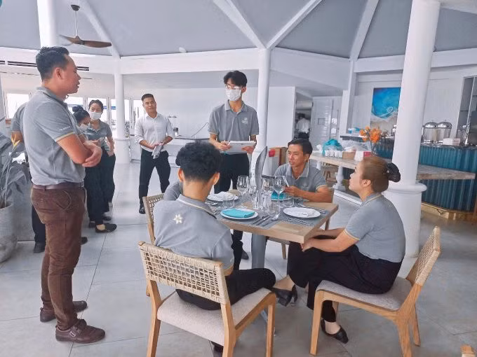 Bồi dưỡng bổ sung nghiệp vụ tại khách sạn thuộc chuỗi Fleur De Lys Hospitality. Ảnh công ty cung cấp