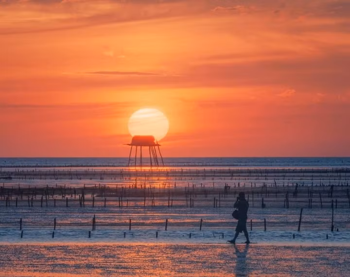 Nền trời đỏ rực tô điểm cho khung cảnh nên thơ ở Đồng Châu. (Ảnh: linhscape)