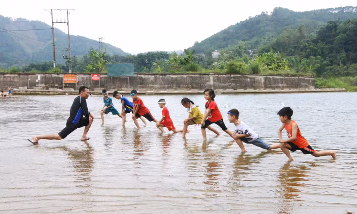 Lớp dạy bơi cho thiếu nhi dịp hè tại huyện Bình Liêu tại khu vực đập, suối đã được thực hiện các biện pháp đảm bảo an toàn.
