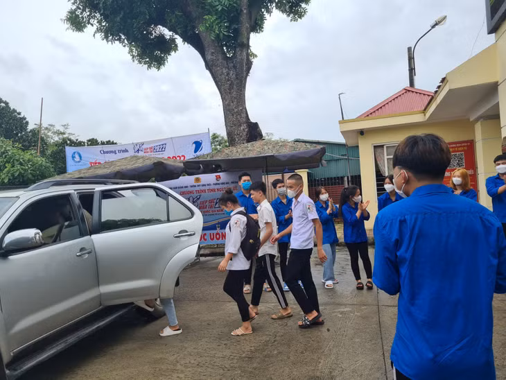 Đoàn Thanh niên xã Tràng Lương, TX Đông Triều bố trí xe đưa đón các thí sinh nhà xa tới Điểm thi Trường THPT Đông Triều an toàn, đảm bảo sức khỏe.