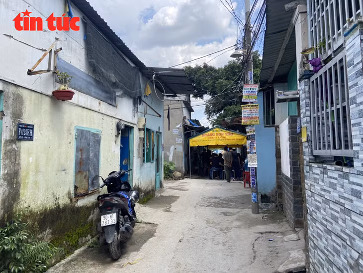 Căn nhà xảy ra cháy nằm trong con hẻm nhỏ ở Ấp 6C. Hiện phía gia đình đã căng rạp để tổ chức đám tang cho 2 em nhỏ tử vong trong vụ cháy.