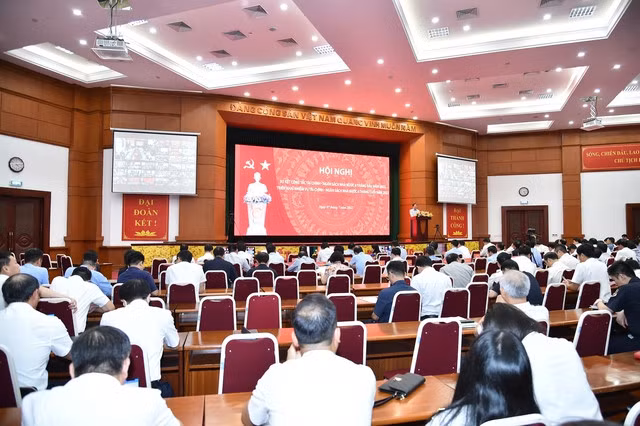 Tập trung rà soát những điểm chồng chéo, rào cản cho sản xuất – kinh doanh, huy động và khơi thông mọi nguồn lực để đất nước phát triển bền vững. Ảnh VGP/Quang Thương