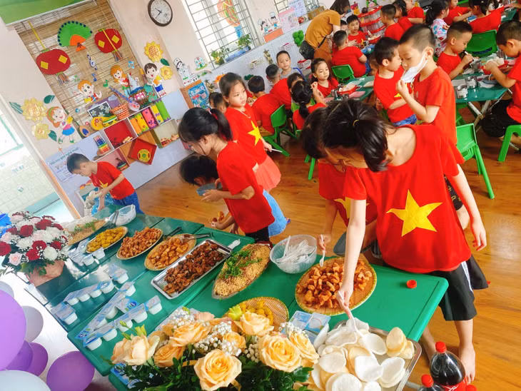 Trường Mầm non 1-6 tổ chức ăn buffet 1 lần/tháng.