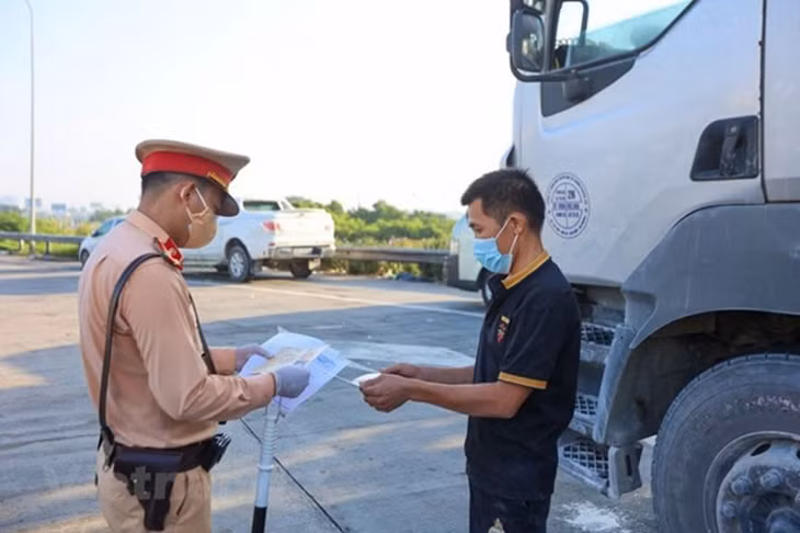 CSGT tăng cường kiểm tra GPLX của lái xe trên các tuyến đường.