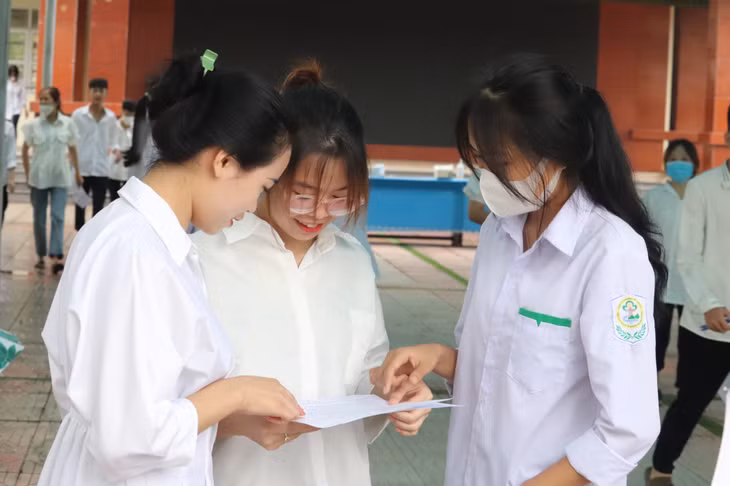 Các thí sinh trao đổi lại với bạn bè về bài thi sau giờ thi. Ảnh: Minh Đức.
