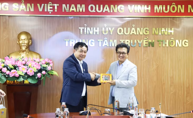 Nhân dịp này, hai bên đã trao tặng nhau những món quà đặc trưng, thể hiện tình hảo hữu và tình hữu nghị thắm thiết.