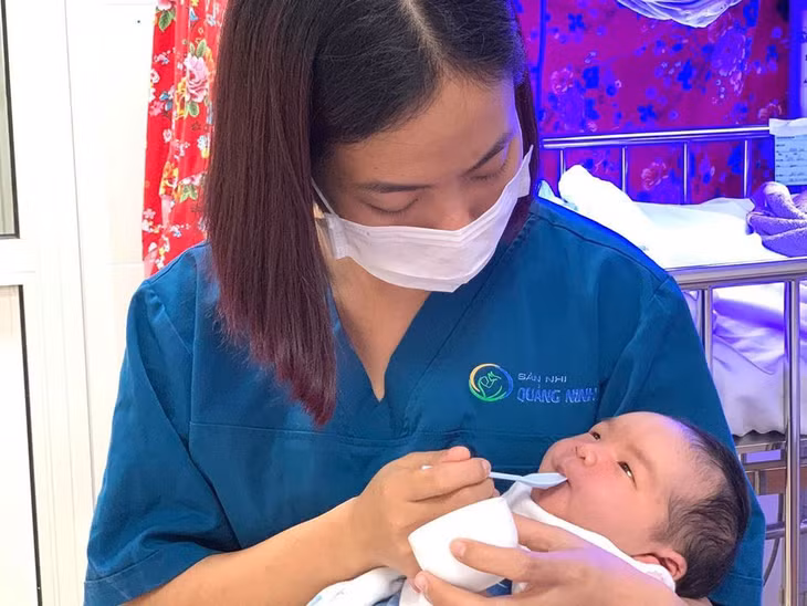 Nhân viên y tế Bệnh viện Sản Nhi tỉnh cho trẻ ăn sữa mẹ thanh trùng.