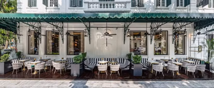 Nhà hàng La Terrasse tại Sofitel Legend Metropole Ha Noi có diện mạo mới, được lấy cảm hứng từ những quán cà phê ngoài trời nổi tiếng tại Paris, Pháp. Ảnh:Sofitel Legend Metropole