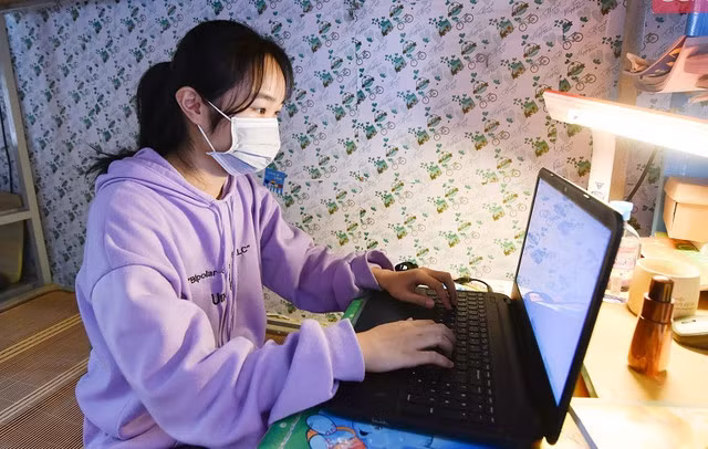 Học sinh phổ thông thuộc hộ nghèo được hỗ trợ máy tính bảng ảnh 1