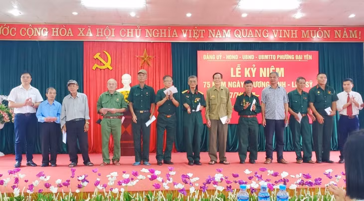 Các suất quà được trao tặng cho các thương binh, bệnh binh, người có công với cách mạng, đối tượng chính sách trên địa bàn phường Đại Yên (TP Hạ Long).