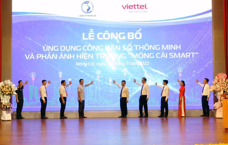 Các đại biểu ấn nút vận hành ứng dụng công dân số thông minh và phản ánh hiện trường “Móng Cái Smart”.