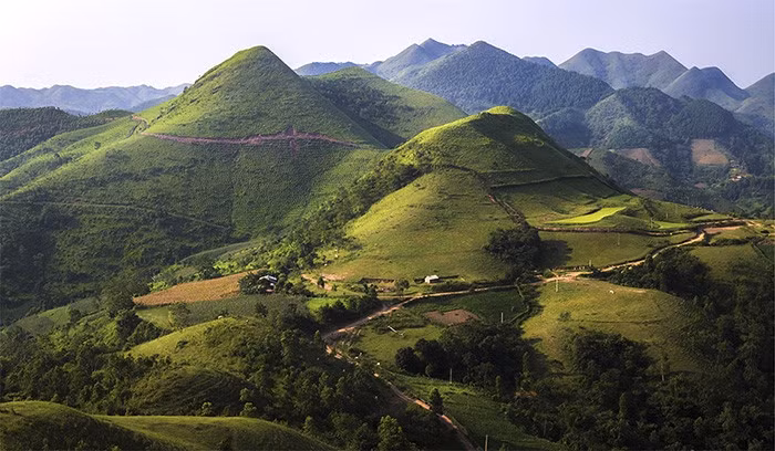 Đồi Khau Sao có độ cao trung bình từ 800 – 1200 m so với mực nước biển với tổng diện tích lên đến 144 ha. Đứng trên đỉnh đồi cao, du khách có thể nhìn thấy khung cảnh thiên nhiên xung quanh đầy ấn tượng với những ngọn đồi trùng điệp nối tiếp nhau.
