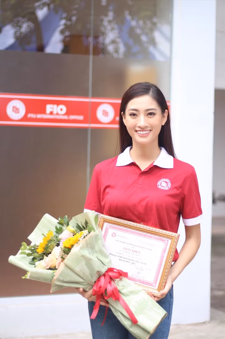 Lương Thuỳ Linh đăng quang Hoa hậu khi là sinh viên năm 2 trường Đại học Ngoại thương. Ảnh: NVCC