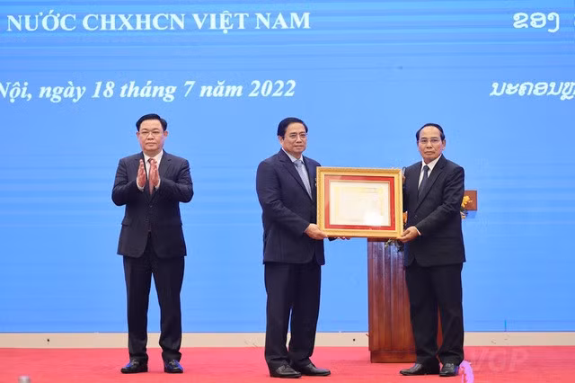Thường trực Ban Bí thư, Phó Chủ tịch nước Lào Bounthong Chitmany trao Huân chương Vàng quốc gia - huân chương cao quý nhất của Nhà nước Cộng hoà dân chủ Nhân dân Lào - cho Thủ tướng Chính phủ Phạm Minh Chính - Ảnh: VGP/Nhật Bắc