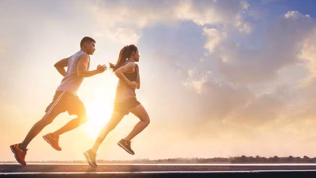 Mùa hè tới là lúc thời tiết chuyển nắng nóng, khiến nhu cầu cung cấp nước cho cơ thể tăng lên, đặc biệt ở những người hoạt động ngoài trời.