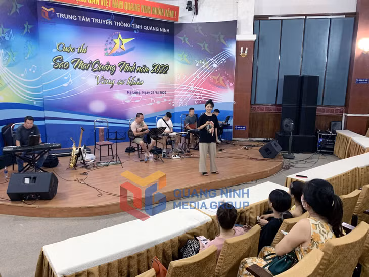 Thí sinh Mai Thu Hương tập luyện 2 ca khúc của dòng nhạc dân gian (7-2022). Ảnh: Xuân Hòa