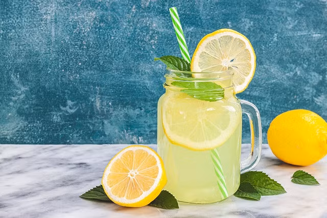 Có ba thời điểm hợp lý cơ thể cần bù nước là trước khi đi ngủ, sau khi thức dậy và sau khi luyện tập.